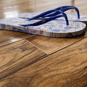 Vineyard Vines flip flops - NWOT (size 8)